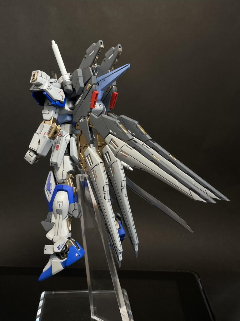 全身背面今回の目玉はコチラ笑たまたま息子から譲ってもらった(?)ジャンクを漁ってみたところエールストライカーの一部と、ストフリの残骸を発見‼️コレらを組み合わせて、あーでもないこーでもないとこねくり回して〜で、コチラが出来上がりました笑笑接合箇所の問題で、若干リアアーマーと干渉してますが、上半身をちょっとマエノメリ姿勢にして、なんとか乗り切ってます‼️
