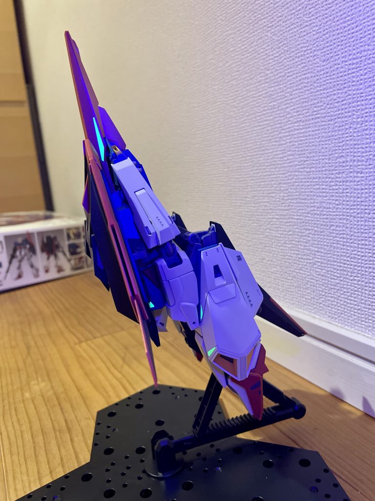 各所の謎三角は、蛍光塗料を使ったのでUVライトで光ります。どういう意味があるか謎なんですけどね。実は単に蛍光色しかクリアー系持って無かっただけだったり。