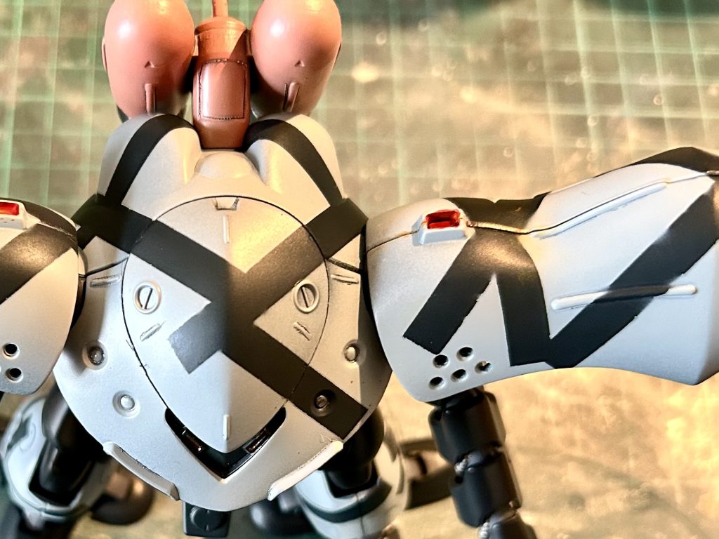 各所にある5つ穴。ドリルで穴開けてます。今回肩や足の合わせ目はあえて削ってモールドにしています。