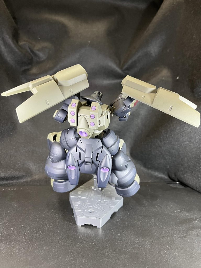 バックショット。背面には、HCミサイルランチャー装備。