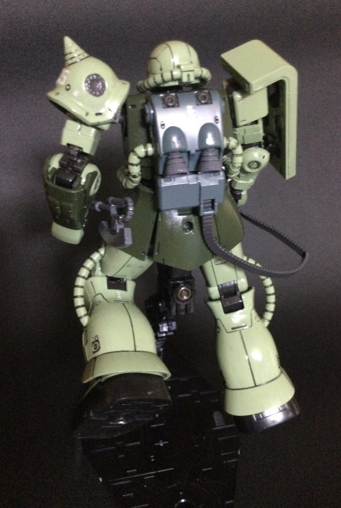 原作は観てないんですがパチェコ機という設定で背後の肩のトゲを外してあります。外した状態のザクを見た事がなかったので面白いなと思いパチェコ機にしました。