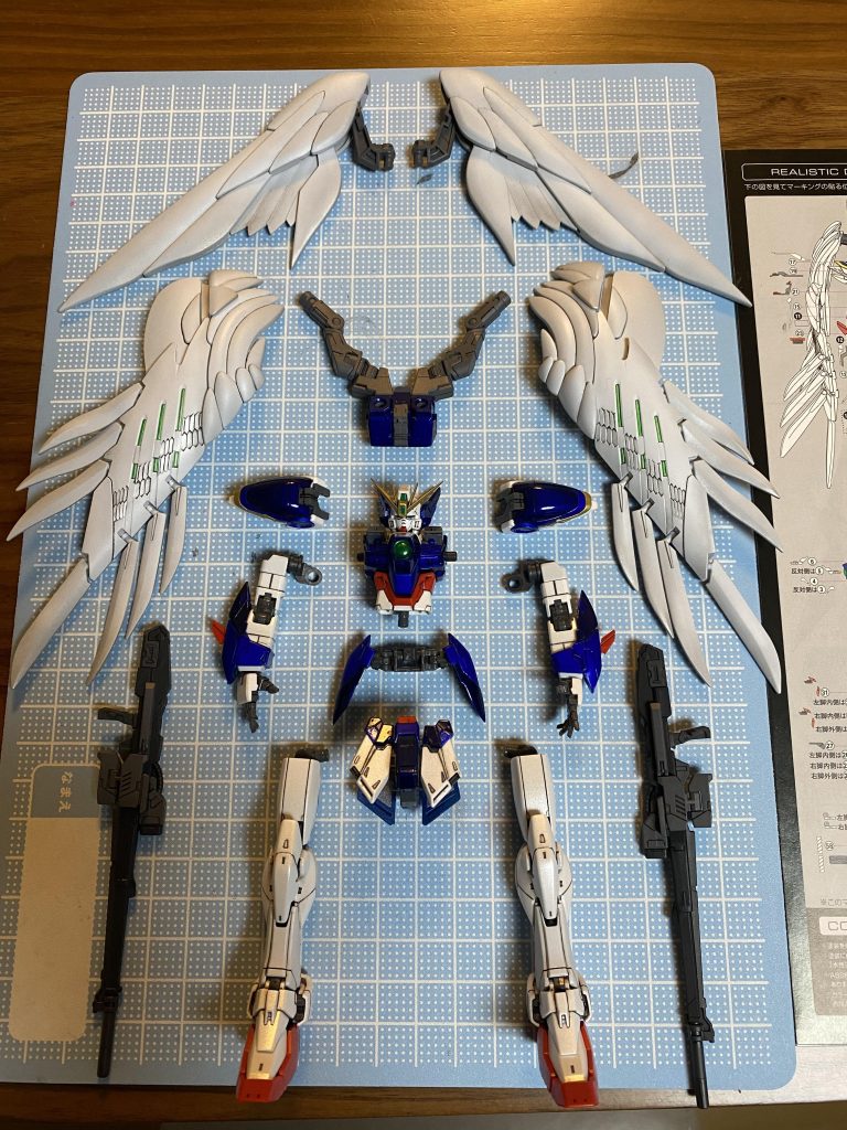 水転写デカールを貼る前にパーツを整列。