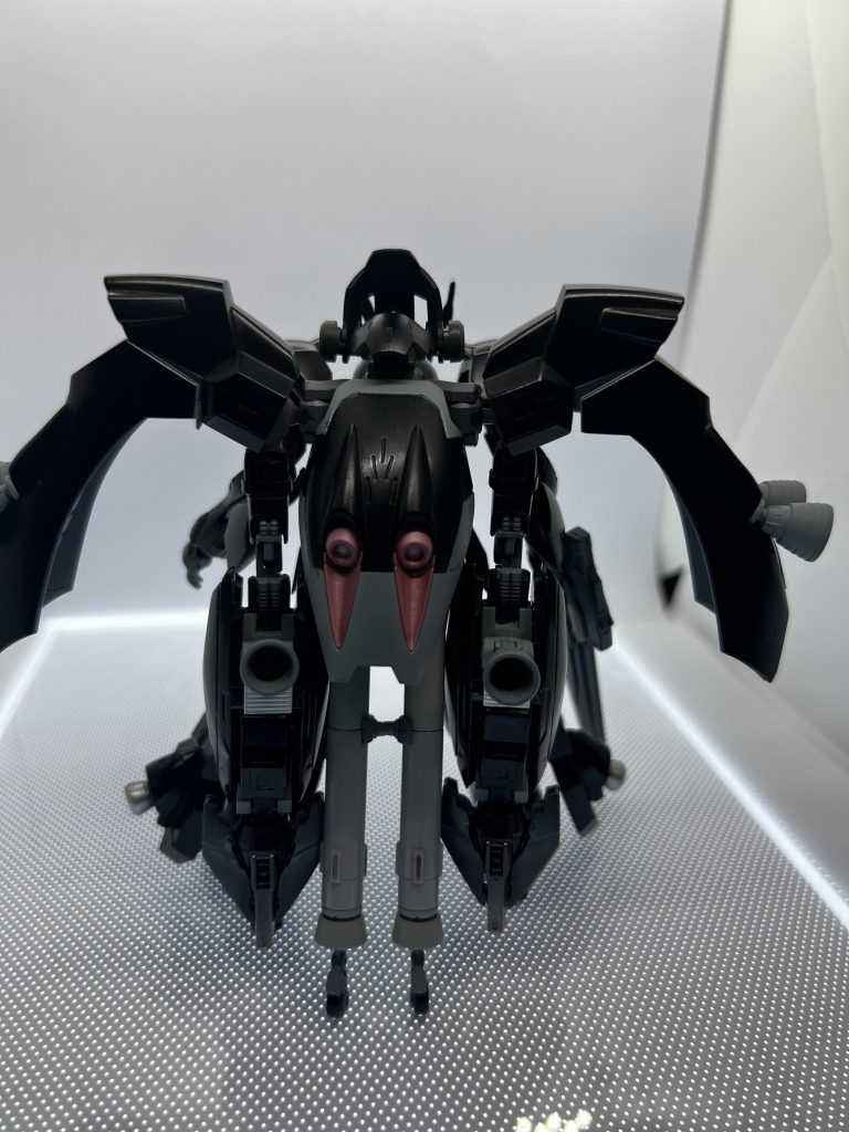 背面はこんな感じです!カバカーリーの特徴的な肩パーツは鉄血シリーズのヴァルキュリアフレーム(胴体)を少し改造して大型のバックパックとして制作しました。さらに後ろに大型のビットを二基懸架してボリュームをさらに盛りました……ただし盛り過ぎて重心が後ろに偏りがちになってしまったのでバックパックの下側にブースターを増設したことで三点で重心を支える構造になりました。あと丸スラスターまみれ。丸スラスターまみれ(大事なので二回)