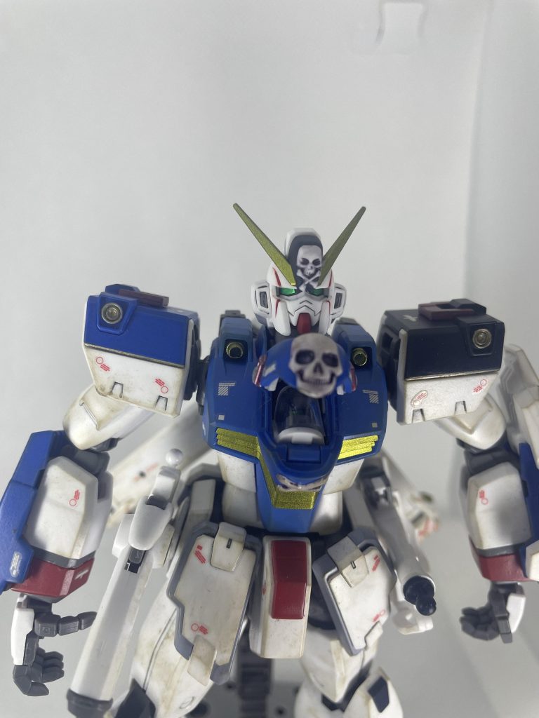 コアファイター内のパイロットも一応塗っては居ますが目視でもほぼ見えず