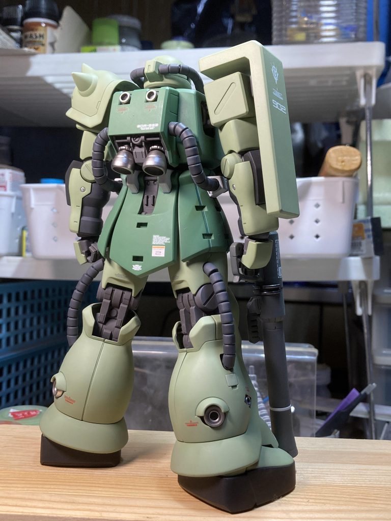 本体は艶消し。スラスターなどは金属色で塗装しています。