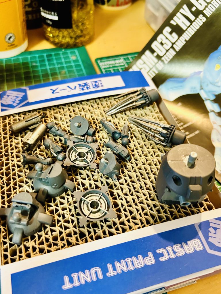 関節等のABSパーツはシタデルカラーで対応。まだ2色しか無いけど汎用性が高い。BASE MECHANICUS STANDARD GREY（灰色）BASE LEADBELCHER（銀色）