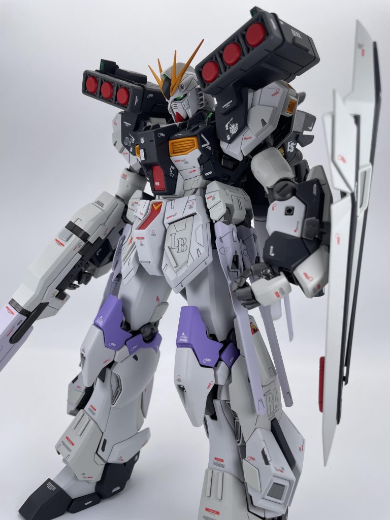 メインはνガンダム、手足、バックパック、武装はシナンジュスタインから流用しました。肩ミサイルの増設アーマーはプラ板で自作しました。フィンファンネル代わりに、プロヴィデンスのドラグーンを補助ファンネル的に配備しました。