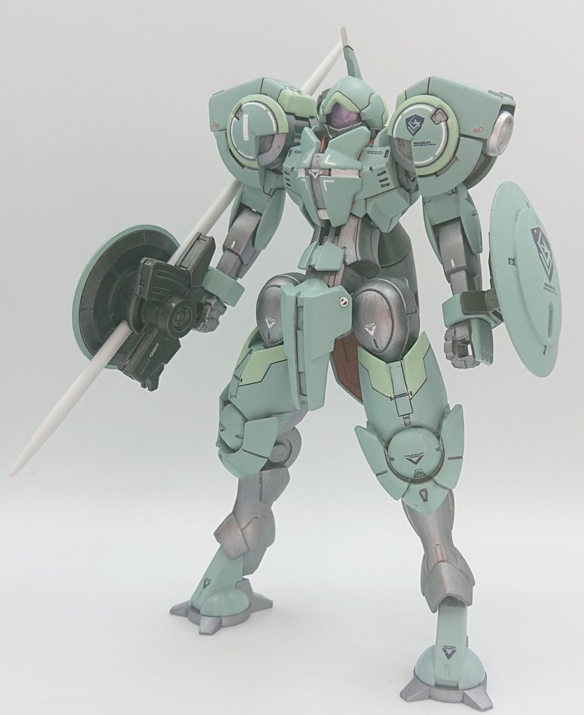 海老川兼武氏によるデザインで同社製モビルスーツであるベギルペンデやミカエリスにも通ずるデザインが随所にみられる。キット自体には流用パーツは無く、完全新規である。