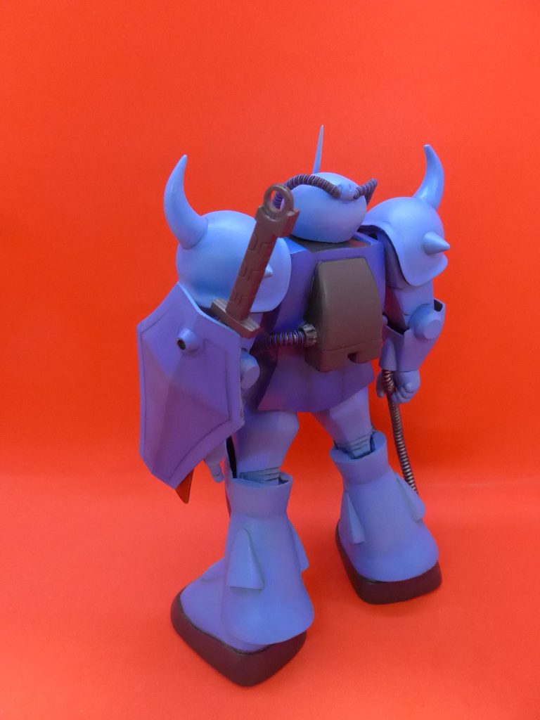 斜め後ろから。サーベルどうしようか迷いましたが、なしももったいので、シールド内側にくっつけておきました。