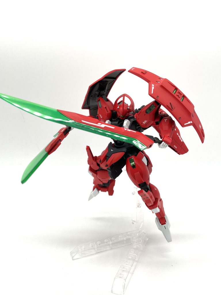 ビームウィングソード:大型のビーム刃を形成する近接武装。高速飛行形態では主翼としても機能する。