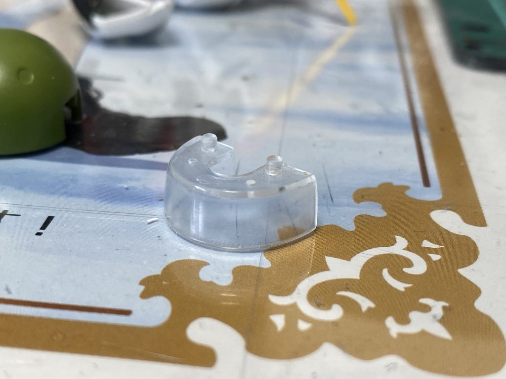 友人からのアドバイスで。スポンジヤスリで、#600→#800→#1000→#1400→#2000→#4000→コンパウンドで磨いた所。光が戻りました！！世界はこんなにも美しかったなんて。というわけで、無事に完成となりました。危うく、ただのガンダムになる所でした。