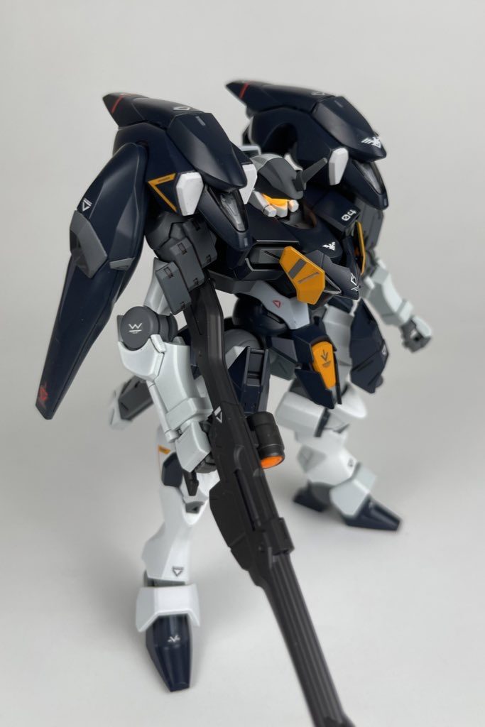 デカールの機番04ですが、強化人士4号生存・味方化ifが裏テーマなので04ナンバリングがされているのです。（安直な…）地球寮デカールも貼ろうかと思ったんですが万が一公式で4号再登場するといろいろ空振りになるので、単純にペイル社の一般エース用としても見なすことができる程度のマーキングに留めておきました