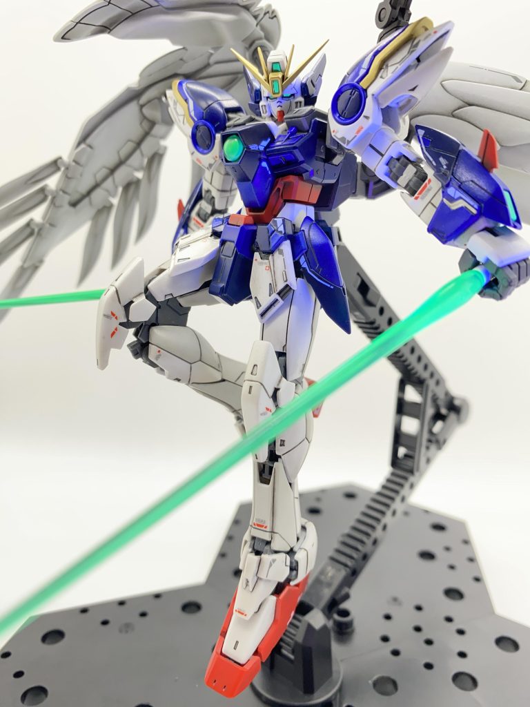 MSのフィニッシュとしてリアルタッチマーカーで軽めのウォッシング。砂埃系のウェザリングは、 EWの場面的にイメージがない感じがしたので控えました。ビームサーベルを構えても、やっぱりカッコイイ♪