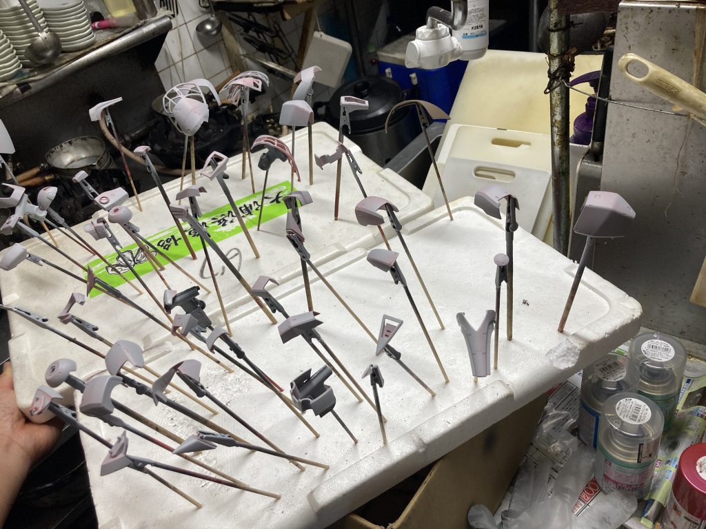 成形色がシャア専用だったのでやはりサフッた方が色が綺麗にのりました。