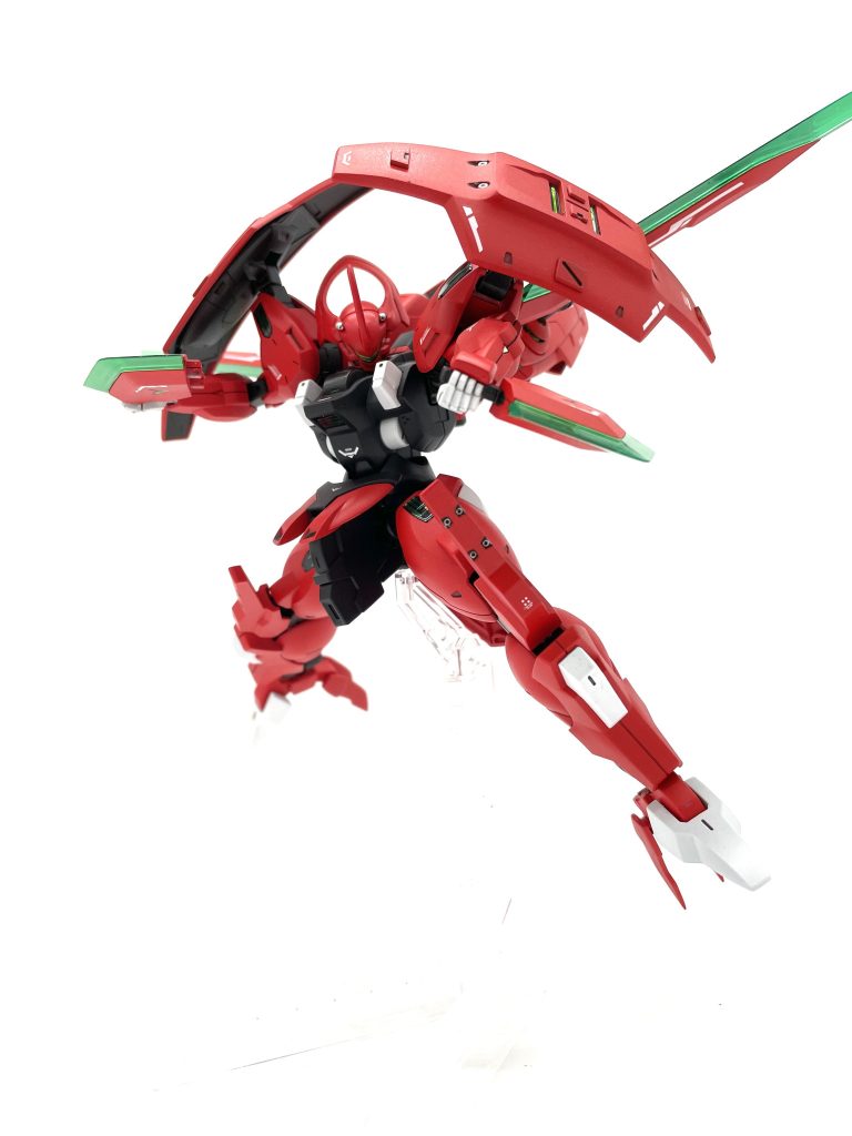 ビームアックス:小型の近接武装で取り回しに優れる。ドローン機能を有しており、単体で飛行し打突攻撃を行うことも可能。