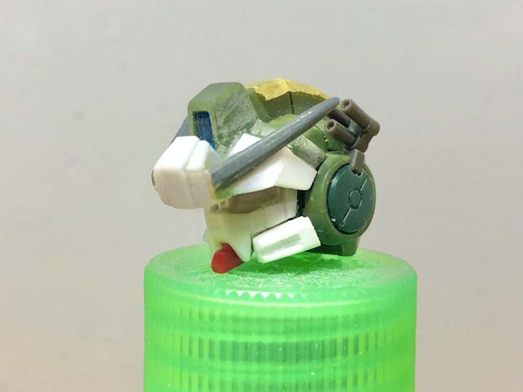 先述の通り、当初はレナート機を作るつもりでした。しかし独特すぎるV時アンテナやら目尻らへんの謎のスリットやら、自分の技量では再現しきれい部分が多すぎたのであえなく断念となりました。一瞬でもガンダム顔に見えればヨシ!