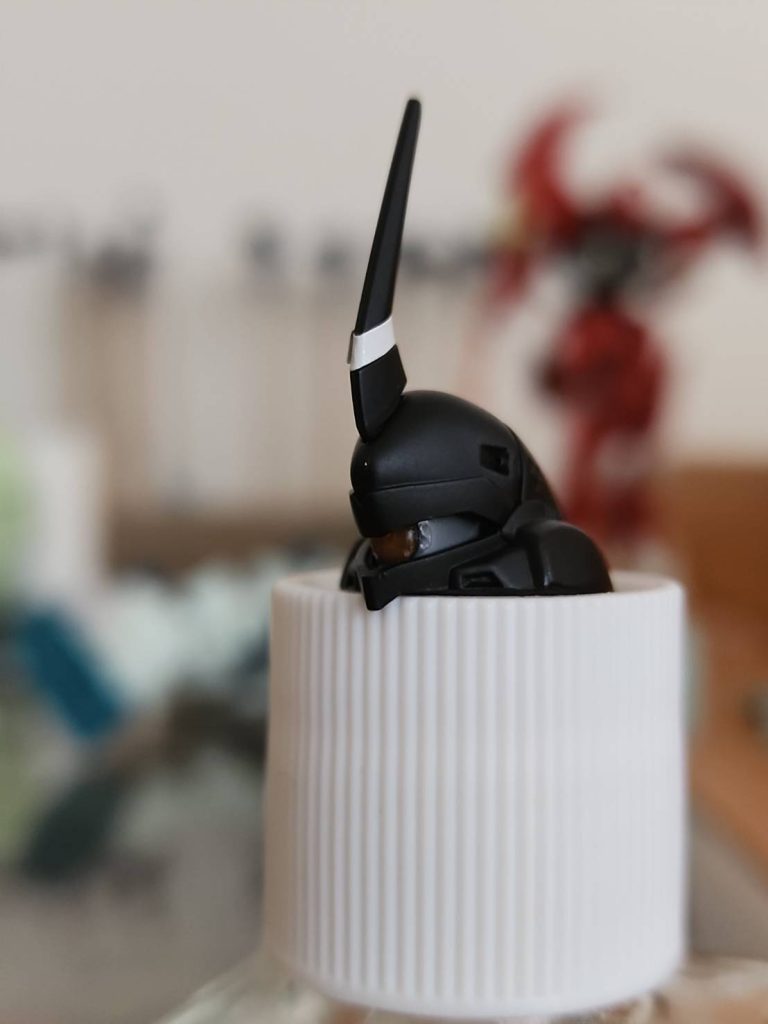 今回初、Hアイズを埋め込みました。ピンクなのにオレンジにしか見えませんが、黒とよくマッチしています。