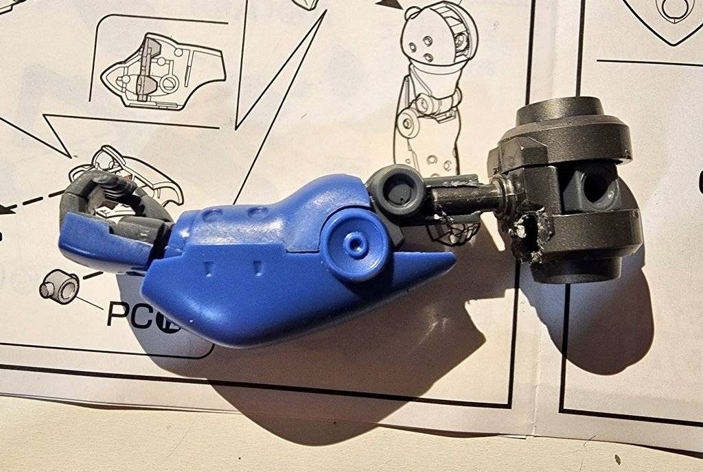 肩の接続軸を切り飛ばして3mm穴を開けました。これでシナンジュスタインの肩が取り付けできます。この時点でもう後戻りはできません