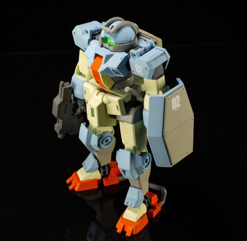 肩とシールドに、スジボリ堂さんのロボデカールのナンバーと文字デカールを使用しています。カラーアレンジしたことで、少しホビーハイザック味が出てきたかなと思います