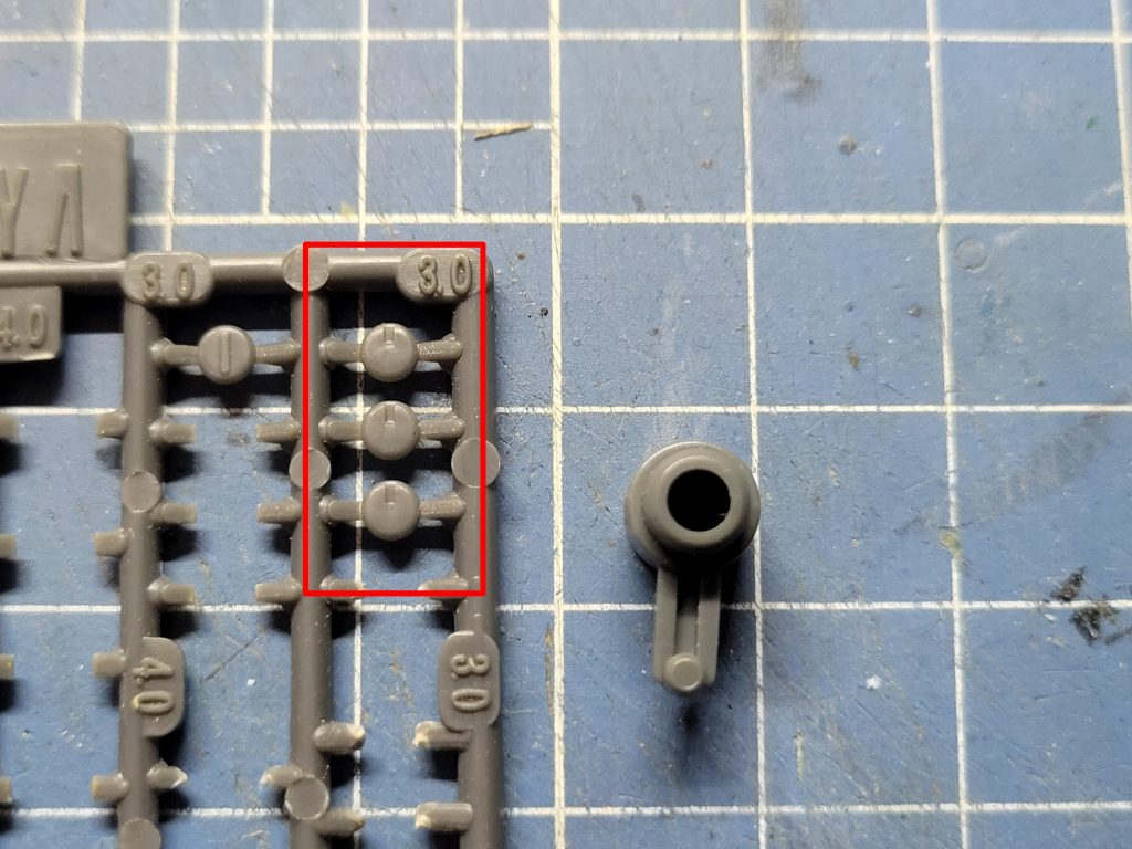 センサー背面の肉抜きは、コトブキヤの丸モールドⅢのコチラを使用。取り付ける前に肉抜きの穴をガイドに穴を貫通させ、上記の丸モールドⅣ用の取り付け穴を開けた後に接着しました。