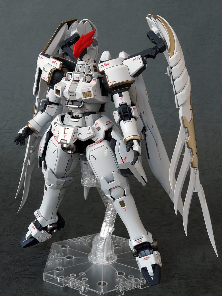 ウイングバインダー搭載の立ち姿です。ウイングガンダムゼロEWのものに装飾が追加されていて見栄えがよいです。装飾パーツの可動凹が残念だったので埋めて平坦にしました。