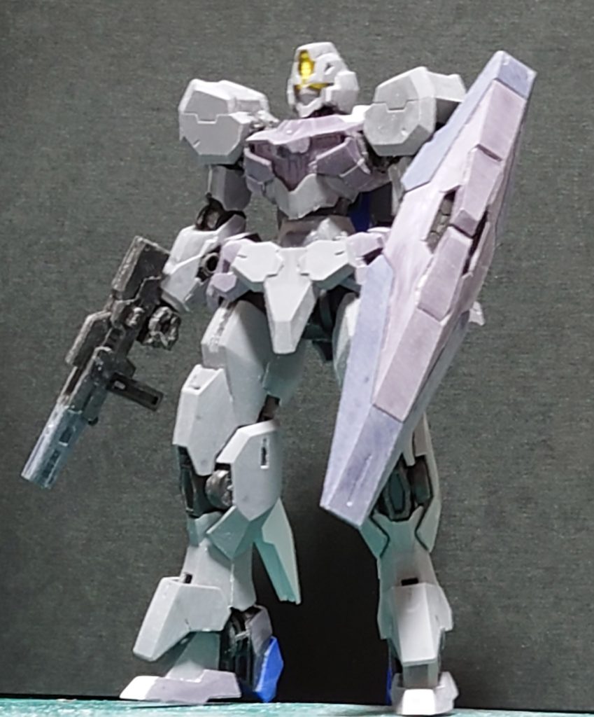 腰前後の組み換えとAGEプラモのジャンクで改造、後は馴染ませるように全体のエッジ出しをして合わせました。マスクはこの後削り込んで形を変えています。  