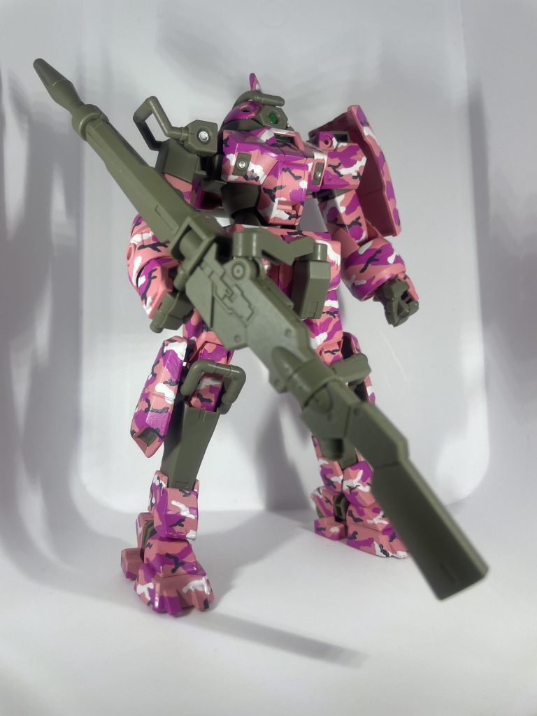 本来、敵の目を欺くため周囲の環境に溶け込みカモフラージュするための柄である迷彩ですが、こいつが溶け込める環境はどこなのでしょうか笑