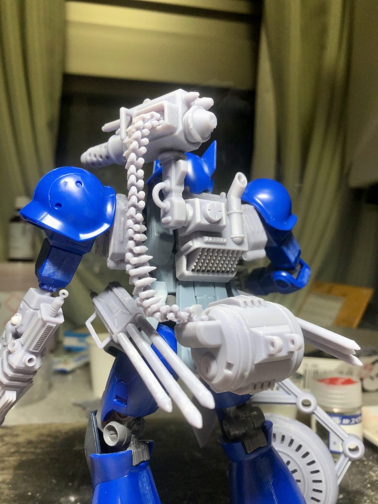 背面にはガトリング砲とドラムマガジンを装備。弾帯がポロポロ千切れて参りました😵💫