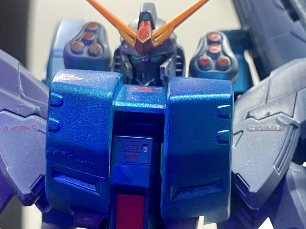 おまけ。分かり難いかも知れませんが、顔はνガンダムにシナンジュスタインさんのマスクを移植しています。最後までお付き合いいただきありがとうございました。☺️