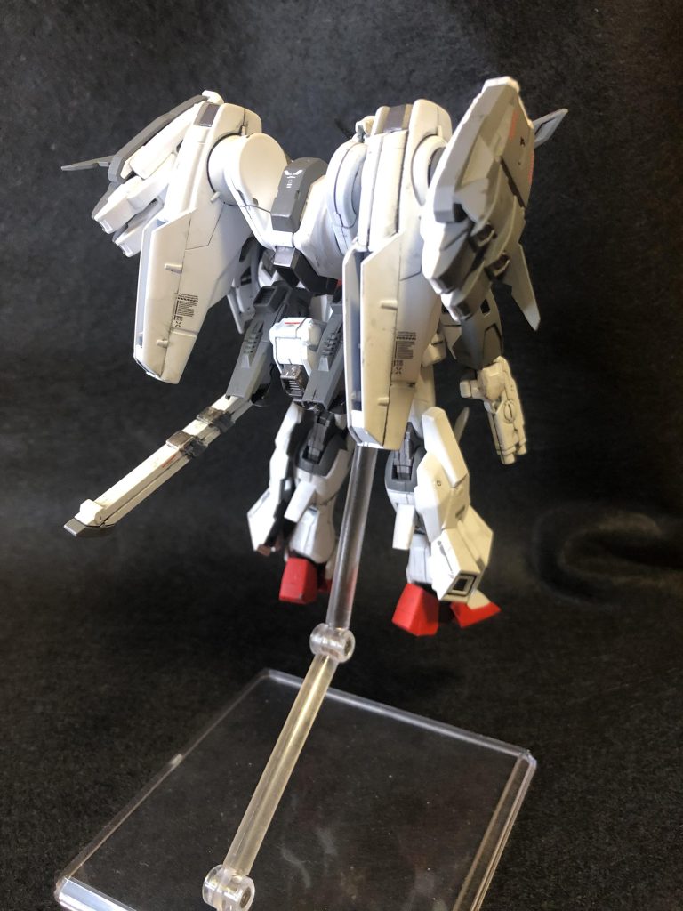 機体背面の高機動フライトユニットの左右に取り付けられたエンジンポッドはフレキシブルに可動し、大気圏内外問わず高い機動力を発揮する。