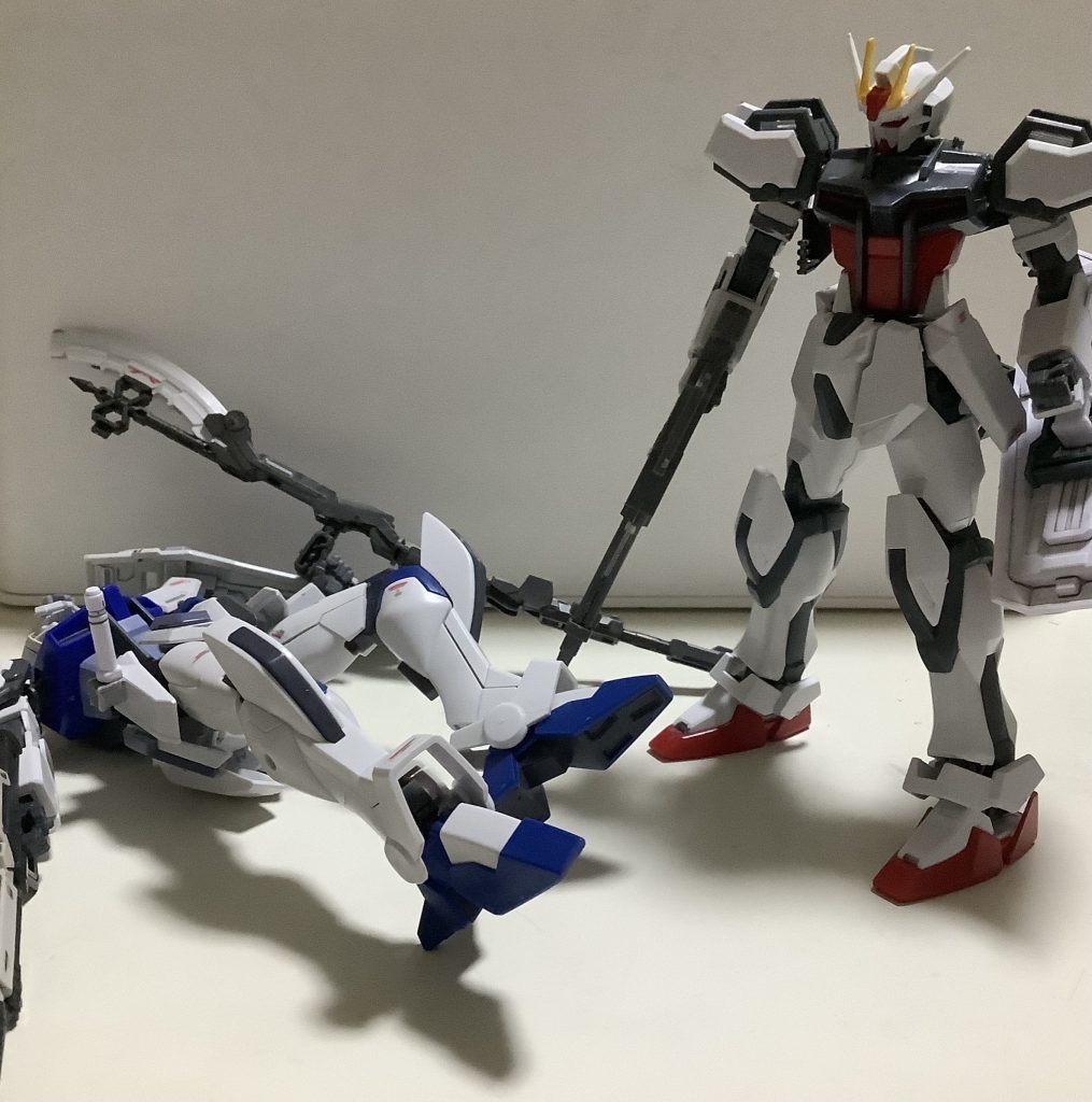 ストライクP「…やったか。」司令本部   「輸送機から確認した!敵MSを輸送機に乗せて帰還せよ。」ストライクP「了解。」この戦闘の後、最終兵器を鹵獲された地球連合軍は負けへ追い込まれ、地球連合軍の敗北で終戦した…と言うことでどうでしょうか。前作のストライク・パワードの敵として登場させてみました。かっこいいので仲間にしようかなとも思ったのですが、この2体の敵役が居なかったので敵にしました。足はウインダム、武器はRGストライクのビームライフル、RGペルフェクティビリティのハイパー・ビーム・ジャベリン、腰はストライクδとストライク・パワードのミキシングで余った物を組み合わせました。やられ役でしたがカッコ良かったので良かったです。では!