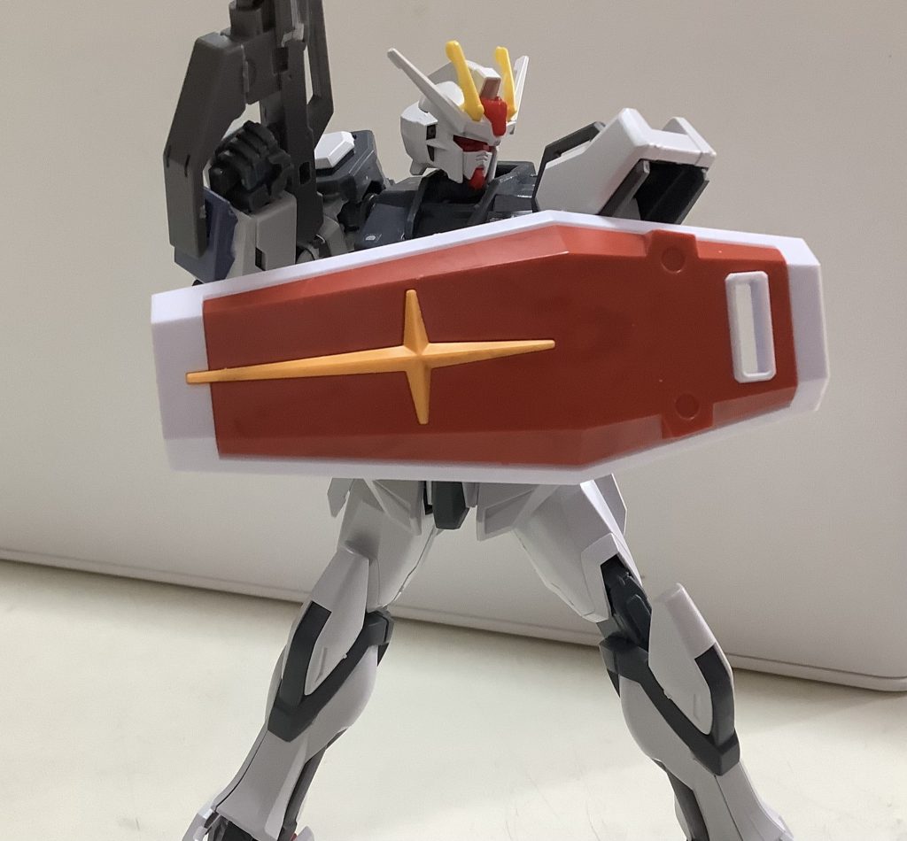 ということで、どうでしょうかこのストライク。僕の今まで作ってきた中でも結構かっこよくできたやつなんですが、このストライク、実はほとんど改造して無いです。なので1時間かかったかどうかくらいで終わった超簡単なミキシングです。以前作ったストライクδの腕と胴体のグレー部分をそのまま移植、そのあとバックパックつけてサイドアーマーにサーベルラック付けてだけです。同じ機体の別バージョンなので何の加工も無くくっつくのでやってみてはどうでしょうか。自分好みの色の組み合わせですぐ出来るのでおすすめです。長くなりましたがそろそろ終わりにしたいと思います。では！次回予告〜敵か味方か？それとも中立？謎の青いストライク、現る〜