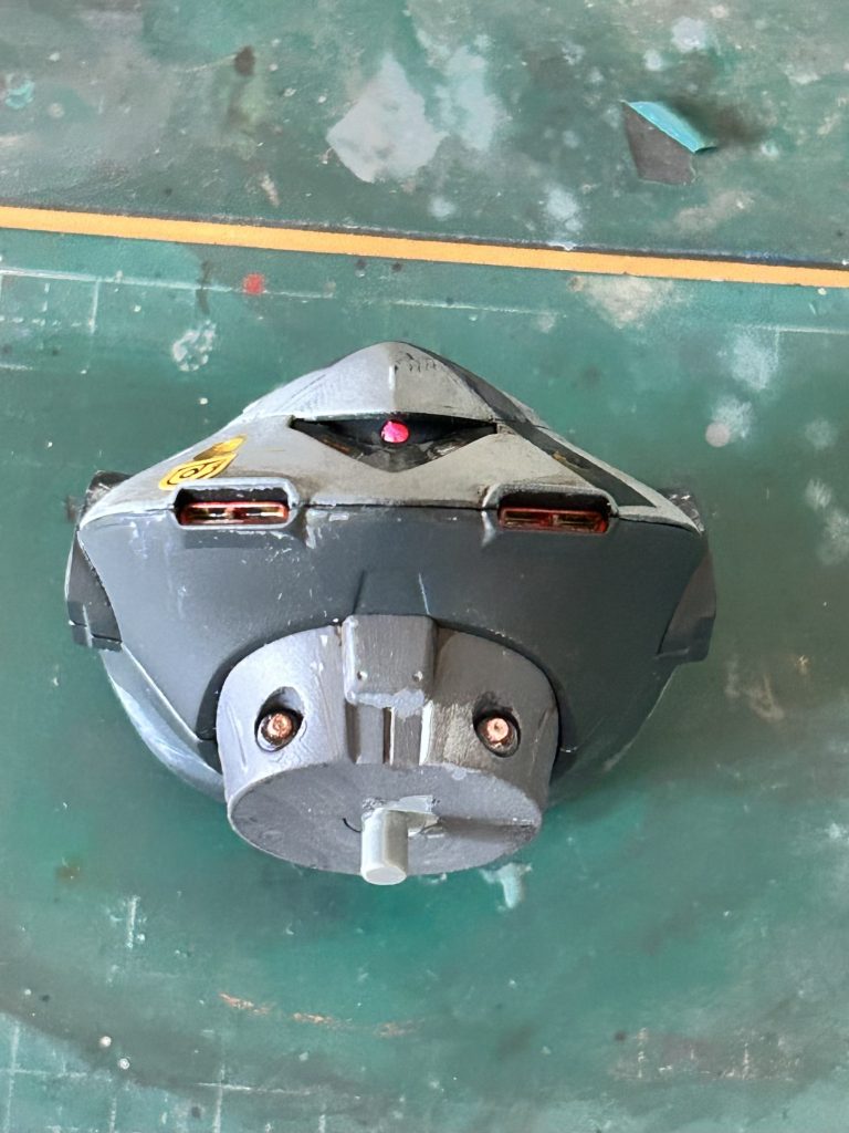 モノアイは蛍光ピンクで塗っただけ。つぶらな瞳なのに主張は上々。逆に目立たないのがお腹のバルカン。セリアのビーズをメタルパーツ代わりに使ったんだけど…