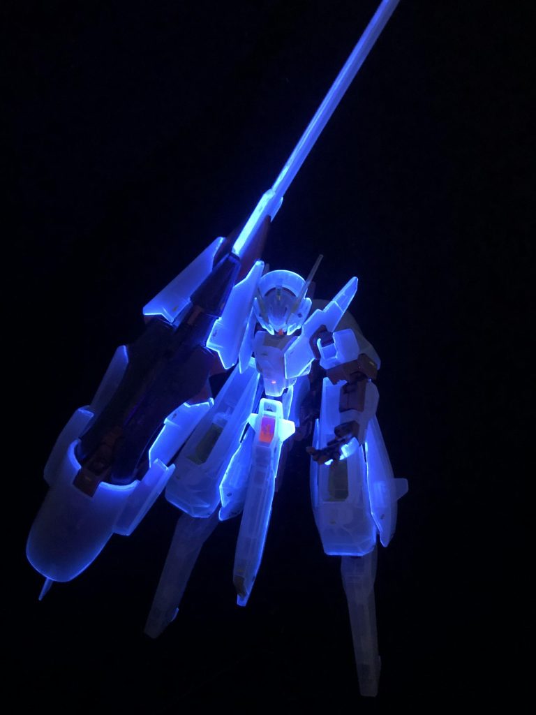 ここからはブラックライトverです。クリアパーツの醍醐味ですね。