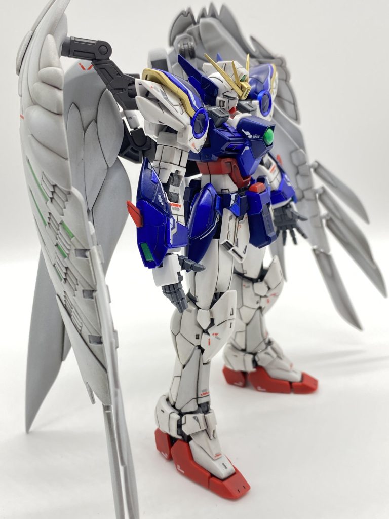 MSのホワイトも2色、多くを占める明るめの白は成形色にガイアのプレミアムガラスパールを被せ、レッグ、アーム各所のグレー系の白は手元にあったエアリアルホワイトにエアリアルブルーとグレーを混ぜて白を作り塗装しました。うまい具合に設定に近い白になったと思います♪他は、イエロー箇所をメタリックカラーのGXブルーゴールドに。センサー各所はメタリックグリーンに蛍光グリーンを重ねました。レッドは、成形色のままです。