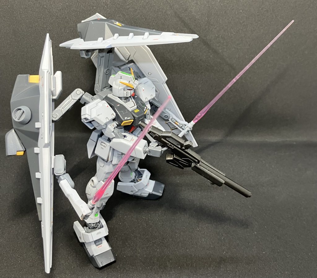 装備その3。バインダー裏にヘイズルのパーツを利用したサブアームをつけました。サーベル程度なら掴めます。