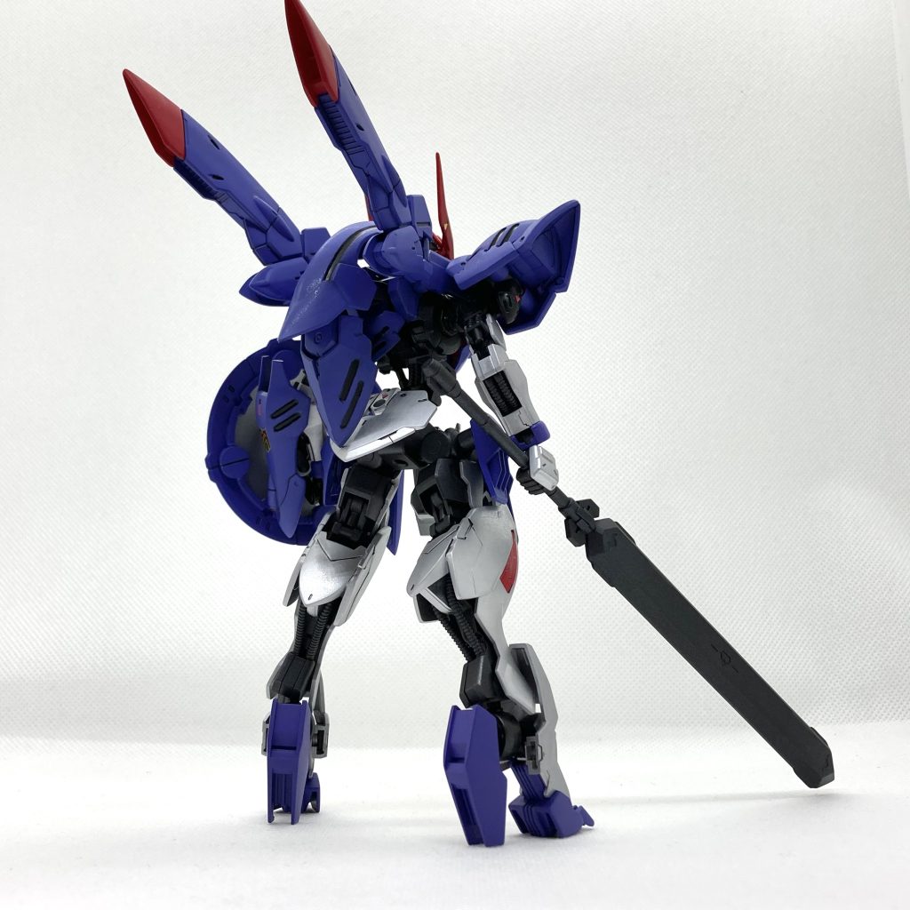 小改造で印象を大きく変えたかったので武器はアンカーからソードメイスとラウンドシールドに変更してみました。