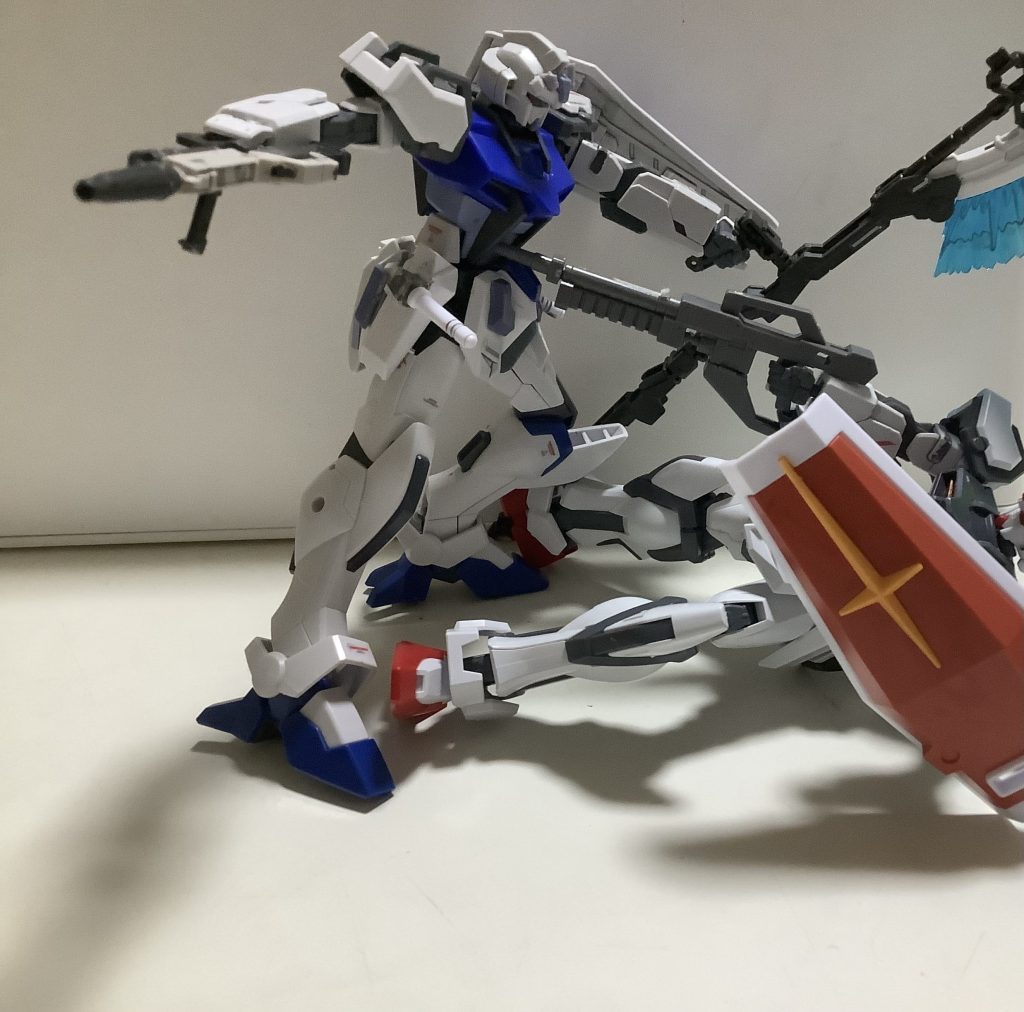 ストライクP「振り下ろされなければどうという事はない。」Pストライク「は?」ストライクP「お前がそれを振り下ろす前にコックピットを撃てばお前は死ぬ。」Pストライク「ふざけやがってええ!」