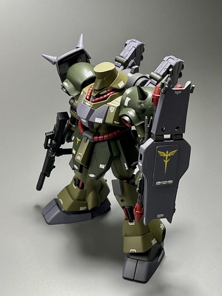 「ギラ・ドーガ改」は「逆襲のシャア」のMSVであるCCA-MSVに登場するネオジオンのMSです。指揮官用にギラ・ドーガを改良したMSで、装甲の強度が大幅に向上している、といった目に見えない改良もされた、とか、α・アジールの生産を優先したためにこちらは数機しか作られなかった、といった設定なんだそう。初出はギラ・ドーガの旧キットの説明書だと思いますが、おそらく正式な設定画は前面の一枚しか存在しないはずです。