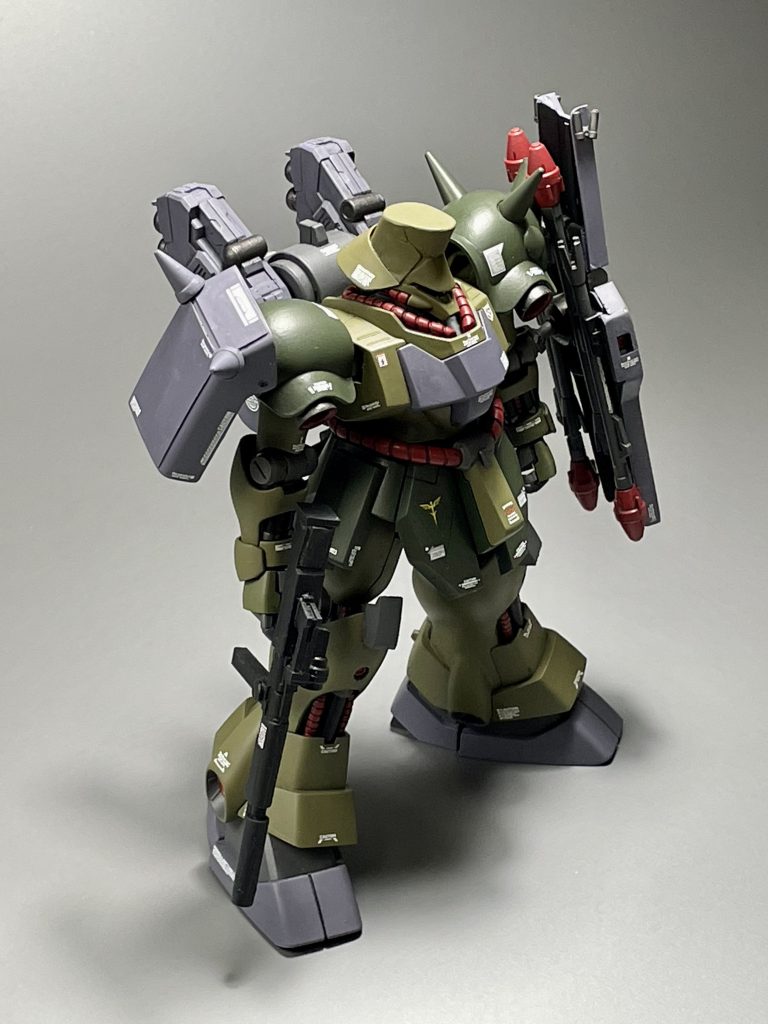 HGUCギラ・ドーガをベースに作成。一番の特徴のとんがり頭はプラ板で再現。この中何が入ってるという設定なんでしょうね。指揮官用だから通信デバイスですかね。