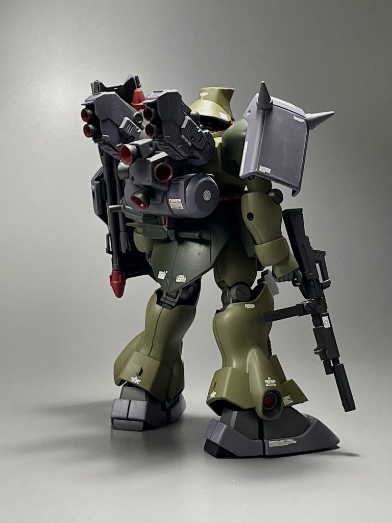 右肩のシールドはキットのものをカット、加工。サードパーティのスパイクを取り付け。ビームライフルは、ジム用ビームライフルなど使いながらそれっぽく再現。なにせ、正式な設定画は前面のものしかないようで、背面がどうなっているのか不明。前面設定画にはちらっとスラスターのようなものが書かれているので、ここは自由な発想ででっちあげてみました（笑）。横浜ガンダムの背面スラスターがまるっと余剰していたので、キットのバックパックを加工したうえで取り付け。まぁ、同世代であるサザビーのファンネルラックっぽいシルエットになったかな、なんて思ってます。