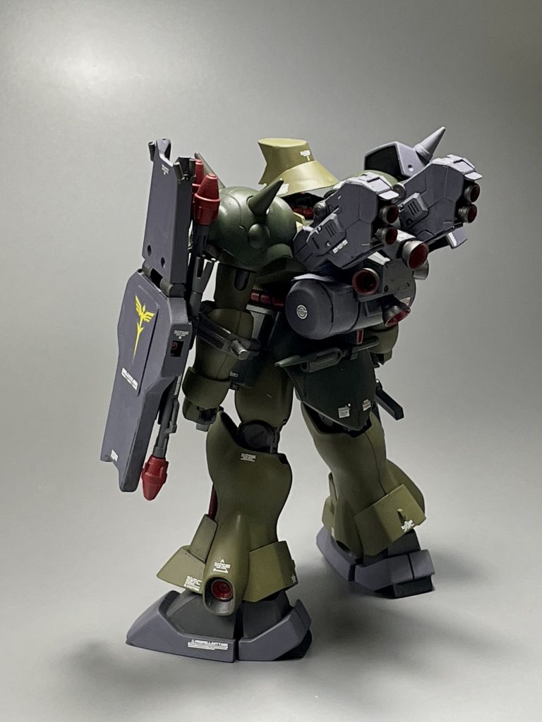 左肩のシールドは基部のみキットのものを使って、あとはプラ板でスクラッチしてます。設定画では確認できませんが、きっとシュツルム・ファウストやグレネードランチャーも装着されているだろう、と推測して取り付けてみました。左肩アーマーのスパイクは4本から2本へ変更、また、マラサイのものに交換。