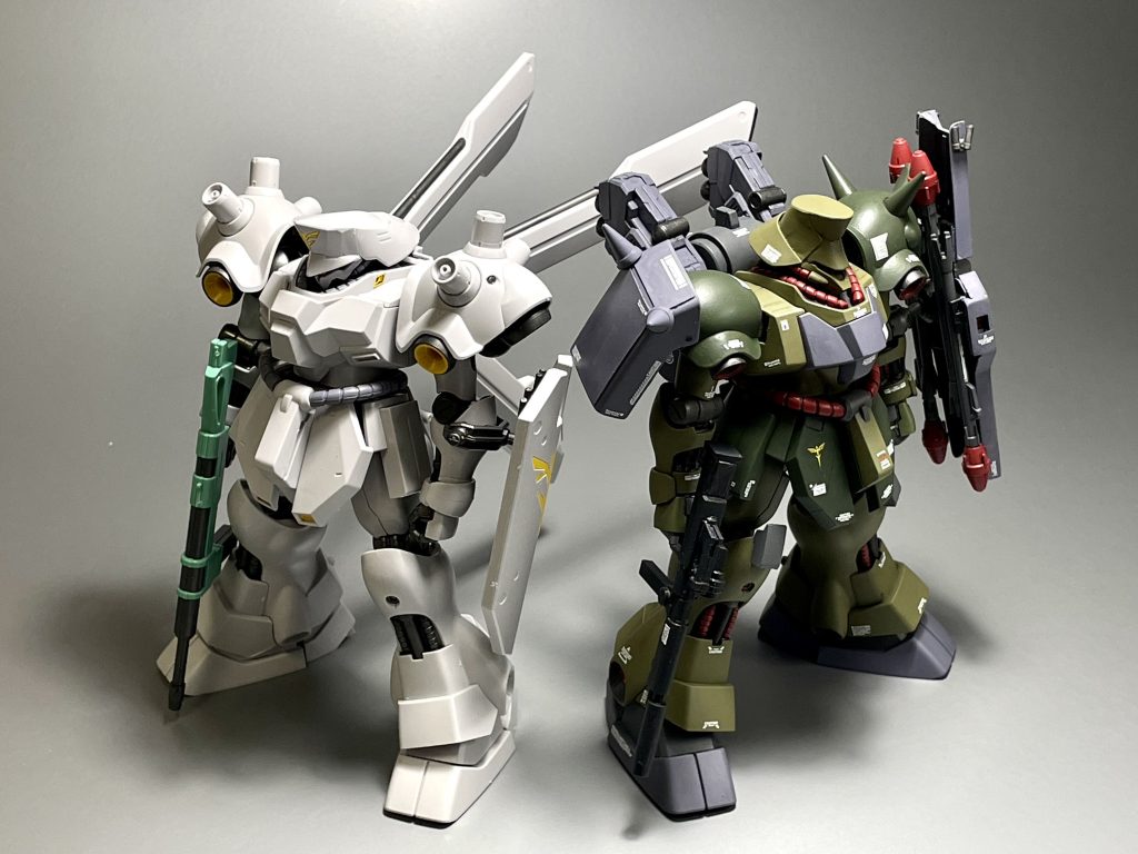 SIDE-Fなどで限定で発売された「サイコ・ドーガ（サイコ・ギラ・ドーガ）」とパシャリ。どちらもとんがり頭ですが、形状全く違いますね。