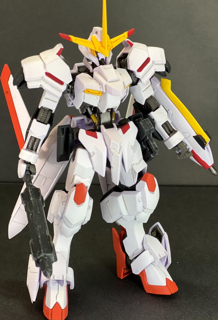 部分塗装はシタデルやガンダムマーカーで。武装のメイスとライフルはドライブラシ。スラスターの黒部分は白だと勘違いしてしまってて塗り忘れました。
