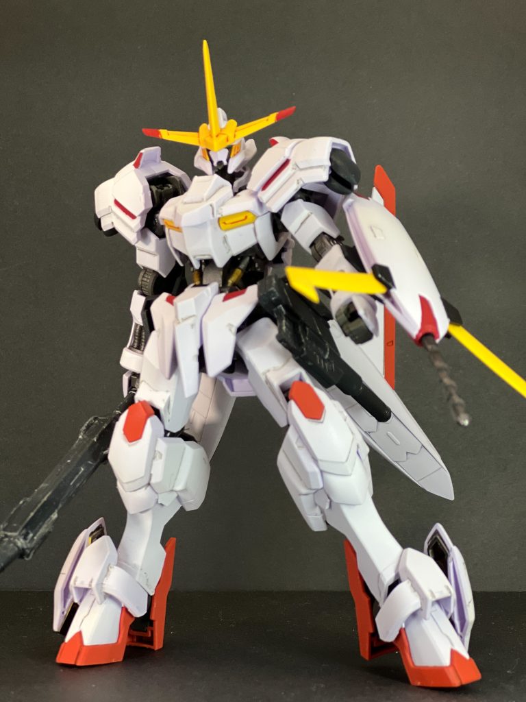 パープルが強かった成形色を白よりにしたかったのと、スラスターのウィングの塗装の必要から、ランナー塗装やってみました。