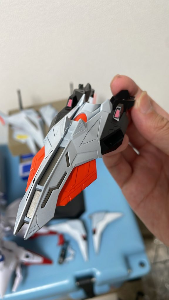 黄色は白サフ→フィニッシャーズのルミオレンジ。青部分は白サフ→フィニッシャーズのブルーブラック。白は黒サフ→フィニッシャーズのシェルホワイト。内部フレームはガイアノーツExブラック→フィニッシャーズのライトガンメタル。部分塗装にピンクはフィニッシャーズのサーモンピンク。で仕上げていきました。