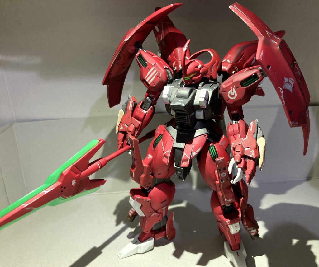 シナンジュのかっこいいバーニアと脚アーマーを取り付けて機動力アップ。続いてゴッドガンダムの爪？をつけて攻撃力と獅子要素をアップしてみました。