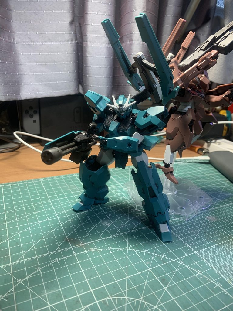 どっしり構えて迎え撃つ感じのポーズだけど劇中結構テクい機動で見た目の印象よりもなかなか素早い印象。