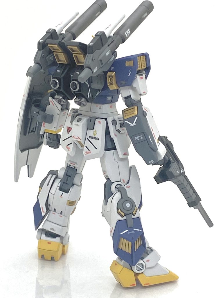 入院している間は模型誌やムックを読んでプロの作り方を勉強しツイッターを見て、フォロワー様の使えそうな技法を色々学習しました(尊敬してますHJのらいだ～Joe先生やセイラマスオ先生からお見舞いリプ貰えたのは本当に嬉しかったし沢山のお見舞いリプ頂けて自分は幸せ者だと実感しました)。自分は成型色仕上げですが今年はオラザクに参加し一次突破が目標でスジボリが下手なので如何にして塗り分けとデカールで精密感を出しディテールアップをするか？が今の目標なのでマドロックでそれを試す事にします。6月の中旬ぐらいになるとだいぶ体力もついて仕事終わってからでも作業が出来そうなので毎日2時間半と決めて塗装や墨入れ、デカールを貼っていきます。仕事もあり睡眠取らないと病み上がりの身体には大変堪えるので・・・塗装やデカール貼りといった精密作業も体に堪えるので無理せず効率良く作業を考えながら進めていきました。