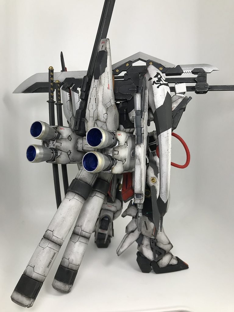 今回の一番のオシャレポイントは、キュベレイアンベリールの頭部余剰パーツを使用した右肩のアーマーです😊迅の文字が素敵(自画自賛)あ…デカール使用してないと言いつつコレデカールだわ😨接続はダンバイン旧キットの関節改造の為に買ってあったジョイントパーツをハメてるだけです